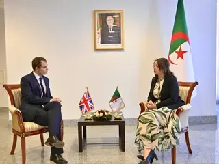 منصوري تجري مباحثات مع نائب كاتب الدولة البريطاني المكلف بشؤون الشرق  الأوسط وشمال إفريقيا