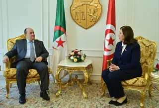 الوزير الأول يحل بتونس في زيارة رسمية