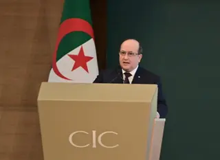 الوزير الأول يبرز الرؤية السديدة لرئيس الجمهورية في وضع بيئة قانونية آمنة  ومستقرة