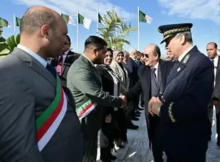 بتكليف من رئيس الجمهورية, الوزير الأول يحل بوهران لمتابعة وصول وتفريغ أولى شحنات خام الحديد المستخرجة من منجم غارا جبيلات