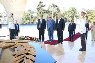 رئيس البرلمان اليوناني يضع إكليلا من الزهور أمام النصب التذكاري المخلد لشهداء الثورة التحريرية