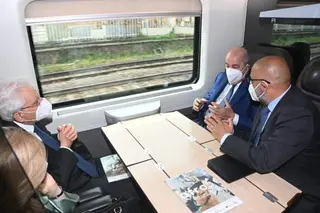رئيس الجمهورية يتوجه من روما إلى مدينة نابولي في القطار بمعية الرئيس الإيطالي