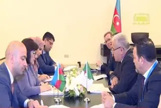 مؤتمر الشبكة البرلمانية لدول حركة عدم الانحياز: السيد بوغالي يتحادث مع رئيسة المجلس الوطني لأذربيجان