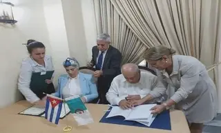 وزيرة الثقافة ونظيرها الكوبي يوقعان على اتفاقية تعاون بهافانا