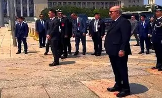 رئيس الجمهورية يضع إكليلا من الزهور أمام نصب أبطال الشعب التذكاري ببكين