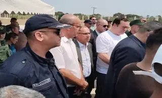 حادث سقوط حافلة بوادي الحراش: وزير الاتصال يشارك في تشييع جنازة أحد الضحايا بالعاصمة ويقدم التعازي لعائلته