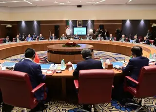 الوزير الأول يشرف على لقاء موسع مع نظيره الفيتنامي