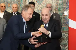 رئيس الجمهورية يستقبل أساطير الكرة الجزائرية