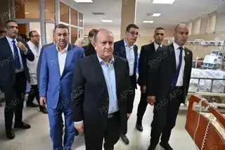 الوزير الأول يتفقد وضع المصابين بالمؤسسة الاستشفائية "منتوري بشير" بالميلية في ولاية جيجل