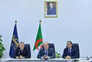 بتكليف من رئيس الجمهورية، الوزير الأول يشرف على تنصيب محمد لمين لبو محافظا لبنك الجزائر