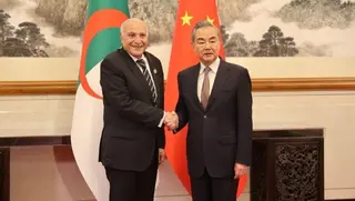 عطاف يجري مكالمة هاتفية مع نظيره الصيني