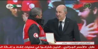 رئيس الجمهورية يسدي  أوسمة الاستحقاق الوطني من مصف "العشير" ل 307 من المشاركين في عملية إسعاف ضحايا زلزال تركيا وسوريا