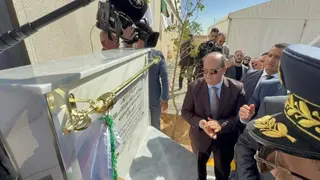 الوزير الأول سيفي يقف على مشروع وحدة جديدة  للزجاج نوفر بواد سلي ويدشن مصنع الحافلات والشاحنات بينغ بو بأم الدروع