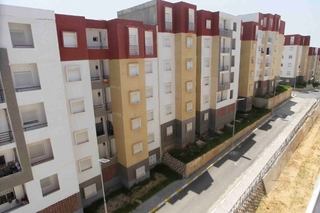 وزير السكن يشرف على عملية تسليم 32 ألف وحدة سكنية من مختلف الصيغ