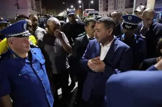 والي وهران يزور منطقة سيدي بن يبقى و بطيوة قبل الفجر لمعاينة مخلفات الزلزال