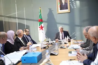 والي وهران يعقد اجتماعا لدراسة المشاريع المسجلة في قطاع الصحة