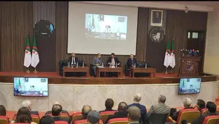 البروفيسور زرهوني يلقي محاضرة قيمة بجامعة محمد بن أحمد ويعرض كتابه الجديد