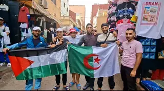 احتفالًا بتأهل “الخضر”: سوق المدينة الجديدة يتزين بألوان الراية الوطنية