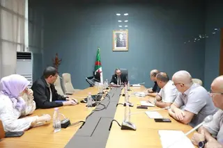 والي وهران يشدد على تحديد رزنامة نهائية لتطهير العقار الاقتصادي بالولاية