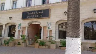 بلدية وهران تعمل على تسوية مستحقات المؤسسات المناولة بعد انتشار النفايات