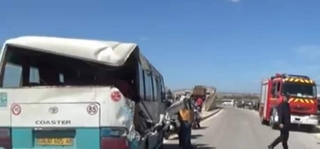 مقتل فتاة و  إصابة 5  آخرين  بجروح في إصطدام شاحنة بحافلة مسافرين بغليزان