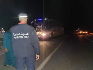 البيض: 11 جريحا في اصطدام حافلة بشاحنة مقطورة