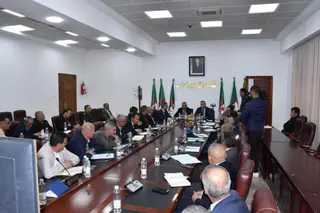 والي النعامة بوزقزة يعقد اجتماعا تنسيقيا تحضيرا لفعاليات المخيم الإفريقي والعربي .. أكثر من ألف شاب وشابة لإحياء تظاهرة "تيوت"