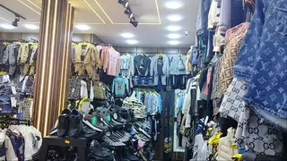 أيام قبيل عيد الفطر. :  إقبال متزايد على محلات بيع ملابس الأطفال بغليزان