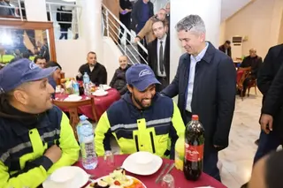 في التفاتة تضامنية مميزة :والي معسكر يُشارك عمال النظافة مائدة الإفطار