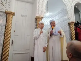 سيدي بلعباس: كوري يشهر اسلامه بمسجد " أبو ذر الغفاري " بسيدي علي بوسيدي