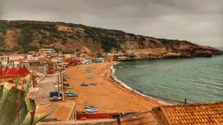 شاطئ "ساسل" بعين تموشنت الجوهرة الطبيعية التي أبهرت الزوار