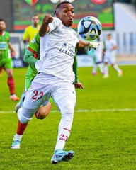 بالنظر إلى المستويات التي يقدمها مع الشلف...   أشرف عبادة محل اهتمام كبير من بوقرة