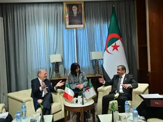 عرقاب يبحث سبل تعزيز التعاون والشراكة مع  وزير البيئة وأمن الطاقة  الإيطالي