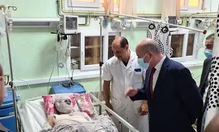 وزير الصحة يزور جرحى انفجار المنيعة المتواجدين بمستشفى الدويرة بالعاصمة