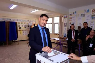 وزير الاتصال يؤدي واجبه الإنتخابي