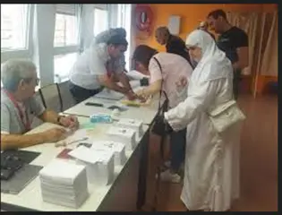 إقبال كبير لأبناء الجالية الوطنية على صناديق الاقتراع بتونس