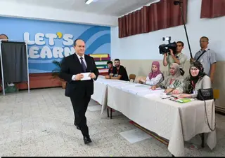 الوزير الأول يؤدي واجبه الانتخابي