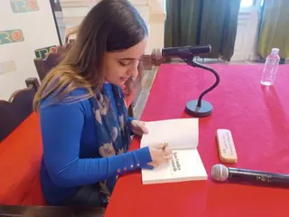 الكاتبة الصاعدة "منال بن شوك" توقع روايتها الأولى