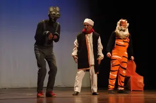 جمهور مسرح علولة يستمتع بمسرحية "الخدعة"