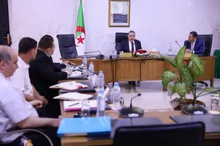 مراد يشرف على تنصيب لجنة التحقيق في حادث ملعب 5 جويلية