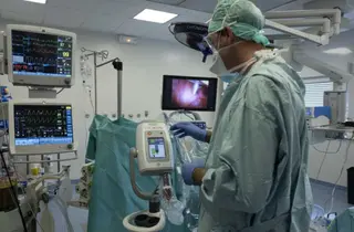 مستشفى 1 نوفمبر.....مناقشة الأعراض الجانبية لـلعلاج المناعي المخصص لمرضى السرطان  في لقاء طبي متكامل