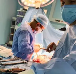 مستشفى أول نوفمبر ينجح في جراحة نادرة لشاب يعاني من المرض الخبيث بالقفص الصدري : استئصال ورم ب 10 سم  وتركيب دعامات التيتانيوم بديل الأجزاء المخربة