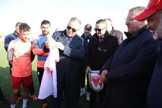 والي وهران يقوم بزيارة تحفيزية للاعبي مولودية وهران