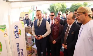 وفد عماني في زيارة إلى مجمع "لابال" لبحث فرص الشراكة