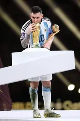فيما عادت جائزة أفضل حارس لإمليانو مارتينيز:  ليونيل ميسي يحصد جائزة أحسن لاعب و مبابي أفضل هداف